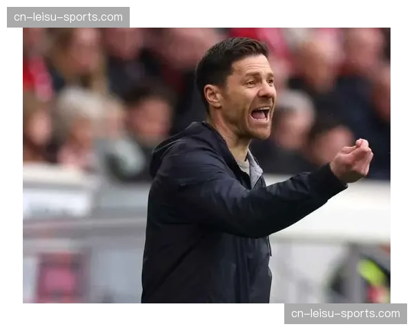 特写：终场哨响，勒沃库森主帅阿隆索与教练组相拥庆祝锁定联赛冠军