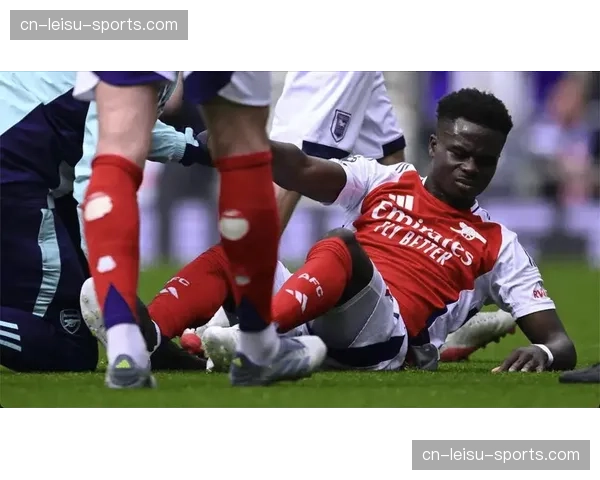 特写:终场哨响,萨卡瘫坐在草地上,阿尔特塔上前安慰爱将 特写:终场哨响,萨卡瘫坐在草地上,阿尔特塔上前安慰爱将